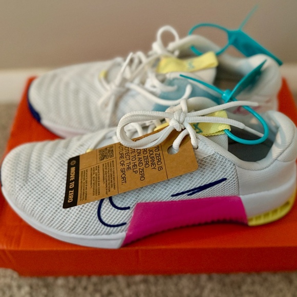 NWT NIKE METCON 9 WHITE/WHITE-DEEP ROYAL BLUE BLANC/BLEU ROYAL FNC/BLANC - Picture 1 of 8